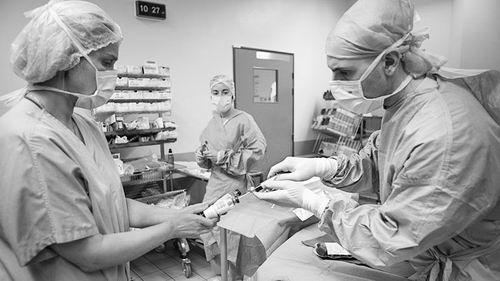 医生正在采集病人的骨髓样本。图片来源：BSIP/UIG/Getty