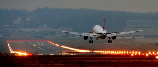 飞机着陆 | 图源：Wikimeida Commons