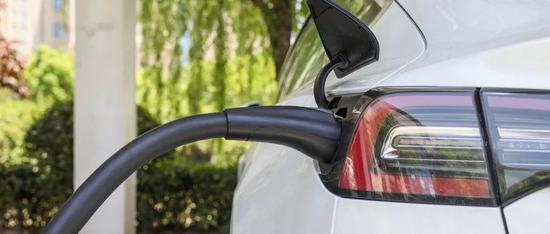 新能源汽车在充电