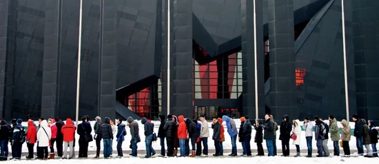　　2010年1月10日早上，北京寒气袭人，东五环外的中国电影博物馆，人们排长队购票观看《阿凡达》。图/中新