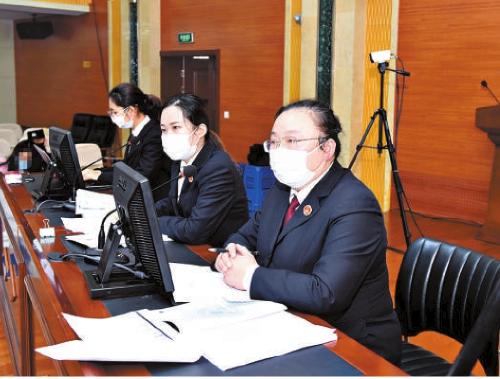 检察官出席法庭支持公诉