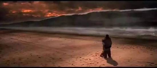 《天地大冲撞》中相爱父女来到海滩面对迎面而来的海啸