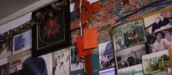 ▲刘涛家的墙壁上，还悬挂着1998年拿到的农民英语导游资格证，墙上是二十多年来和各国游客的合影。受访者供图