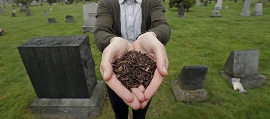 灵车上天、骨灰种树,科技公司开始操心你的身后事了! 灵车上天、骨灰种树,科技公司开始操心你的身后事了!