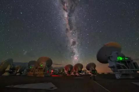 图四：位于智利的阿塔卡马大型毫米波阵（ALMA）望远镜