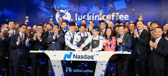 瑞幸咖啡美股上市现场，图源其官网