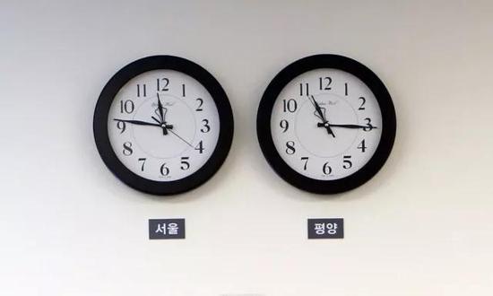 “和平之家”挂着的两个时钟，左侧为首尔时间，右侧为平壤时间（图片来自https：//www.bnonews.com/）