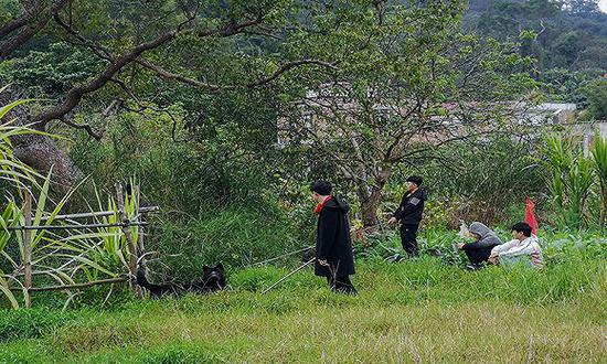 1月16日下午，蒋欢从悦城镇到南山村钓鱼。摄影：翟星理