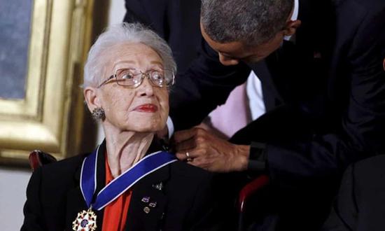 图为2015年，奥巴马为凯瑟琳·约翰逊授予总统自由奖章（图片来源：http://k.sina.com.cn/）