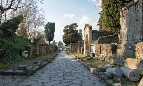 庞贝城北墙外的埃尔科拉诺门（Porta Ercolano）郊区。埃默森等人在挖掘该区域时，发现坟墓、房屋以及商店的内部和外围堆满了垃圾