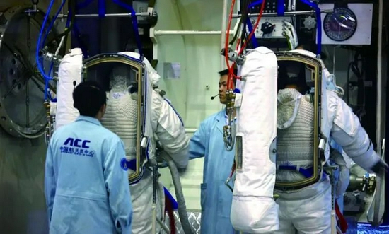 航天员准备进行出舱活动程序训练