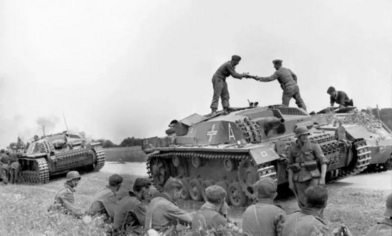1941年7月，德军装甲部队入侵苏联境内的拉脱维亚