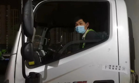 人物|“逆行”物流人：打地铺、住车上，一个月不敢回家