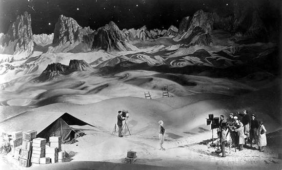 1929年，导演弗里茨·朗正在拍摄《月中女》（Woman in the Moon）。
