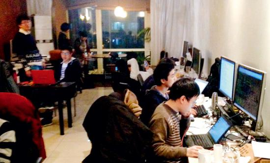 2014年,快手员工在华清嘉园一套三居室中忙碌。