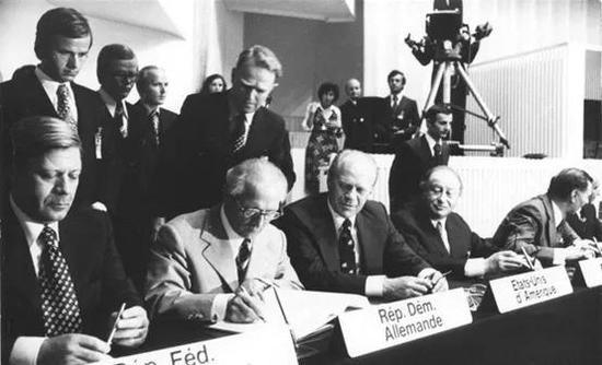 1975年8月，签署赫尔辛基协议的各国元首，图中左三为时任美国总统杰拉尔德·福特。图片来自维基百科
