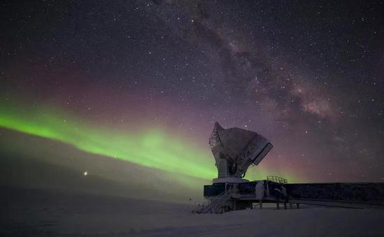 位于南极的SPT望远镜（图片来源：SPT）