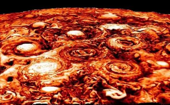  朱诺号近红外波段数据揭示的木星南极区域的气旋分布。颜色越深表示温度越低（云越多）。（图片来源：NASA）