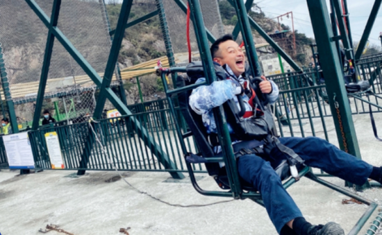 梁建章在安吉体验“悬崖秋千” 。来源：被访者