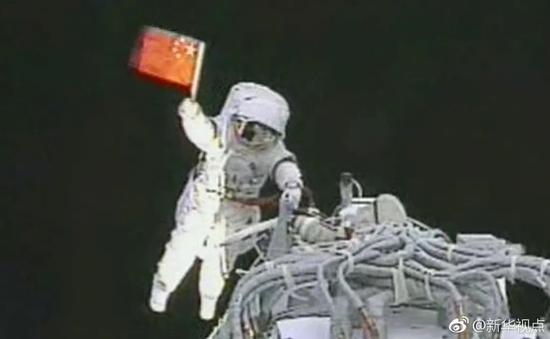视频截图：翟志刚完成中国航天员首次空间出舱活动 图自新华社