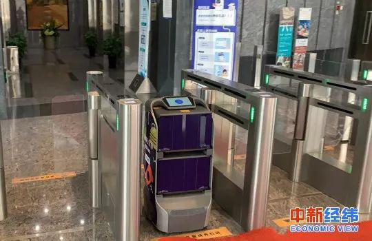 ▲配送机器人在通过闸机 中新经纬 常涛摄