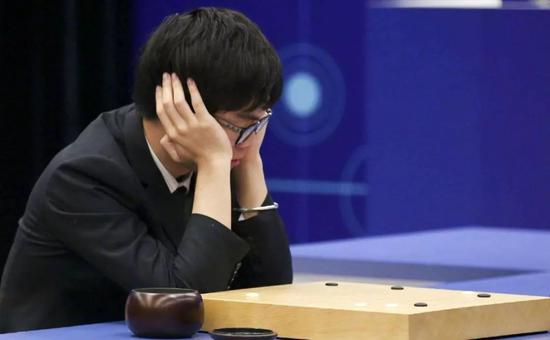 年轻的围棋国手柯洁与人造智能阿尔法狗对弈