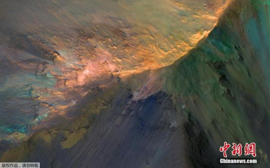 资料图：当地时间2017年3月21日，NASA公开其拍摄的火星水手谷北部乔凡塔深谷中，约1000米高的山丘。