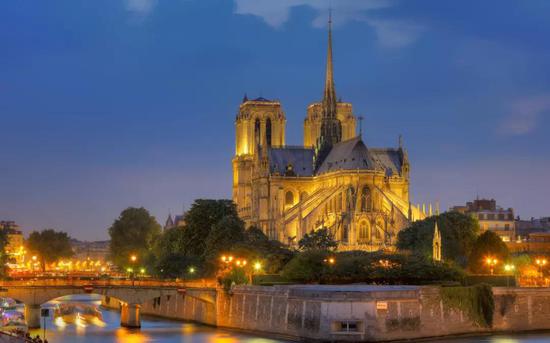 巴黎圣母院也是欧洲的一颗宝石，大火蔓延的图像引起全欧洲的震惊。