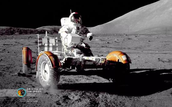 航天员驾驶月球车在月面上行驶自如