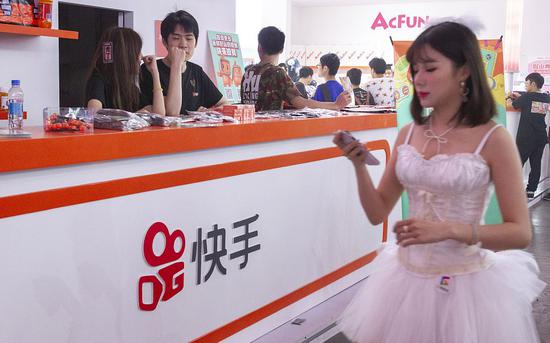 %title插图%num 提出3亿日活目标、与抖音短兵相接 佛系快手狼性嬗变。