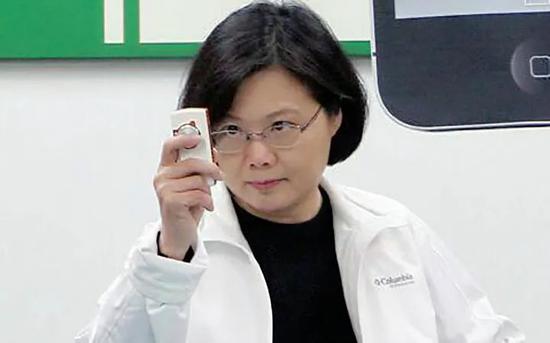 侠客岛@侠客岛：民进党封杀爱奇艺？好像她也在上面追剧侠客岛2020-08-19 21:03:170阅