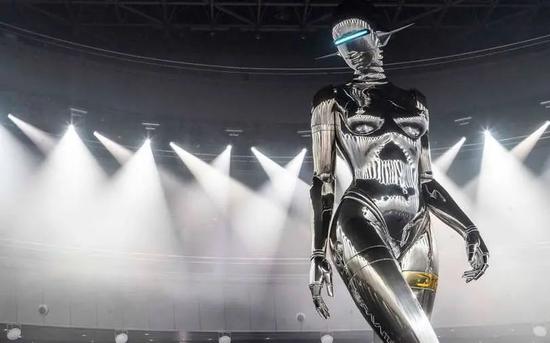 空山基作品线下网红展览的泛滥对赛博朋克这一标签的推广功不可没