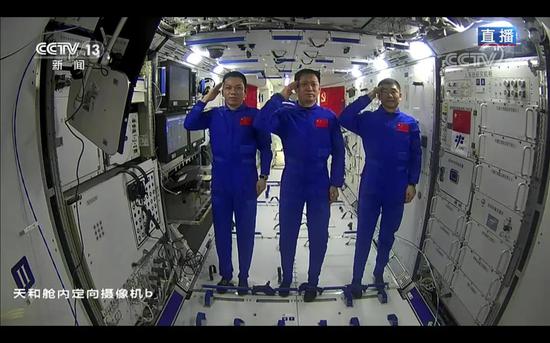 3名航天员在太空向全国人民敬礼。图片来源：央视新闻