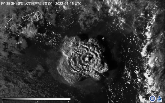 中国气象局提供的1月15日风云三号E星准恒定对比度（微光图像增强）产品图显示，汤加火山喷发时形成的火山灰蘑菇云纹理结构清晰可见。 图片来源：新华社