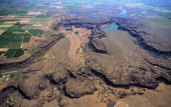 空中概览：Channeled Scablands流域的深谷和地壶（来源：AirphotoNA）