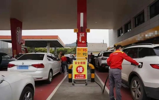 加油站排队加油,受访者供图