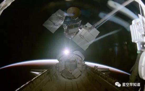 迎着地平线上的第一缕阳光，重获新生的SMM卫星离开航天飞机机舱，重新进入太空 来源：纪录片《The Dream Is Alive》画面截图