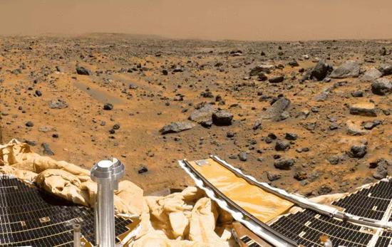 火星探路者在着陆地点拍摄的照片。