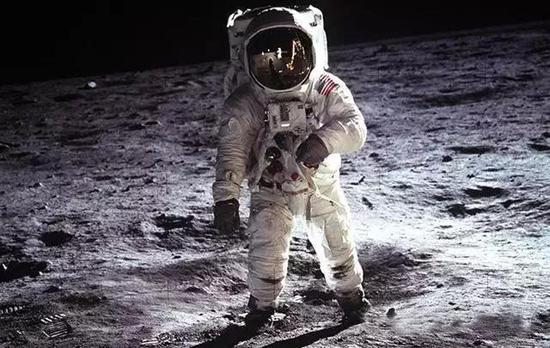 使用自主式生命保障系统的航天员 　　在月球上行走