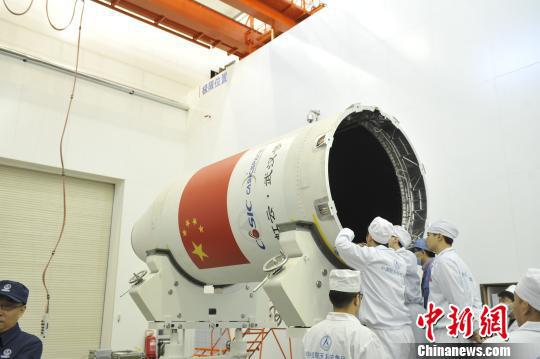 虹云工程首星发射之前，研制团队检测长征十一号运载火箭整流罩。　石立群 摄