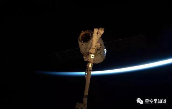 国际空间站上的机械臂长达18米左右，它成功捕获了“龙”飞船来源：NASA