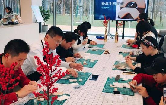 蔚来手机支架木艺活动  来源：蔚来App