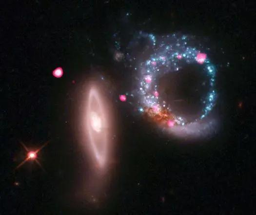 以下是英仙座星系群中心区域发出的X射线和声波，这是更加间接的黑洞证据：