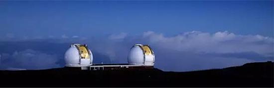 这是夏威夷的10米口径的双胞胎望远镜，科学家用他们耐心地拍了20年照片来观测天体运动，观测恒星绕银河系的运动来测量中心黑洞的质量。