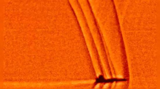 图4 在一架超声速飞机周围形成的激波图像