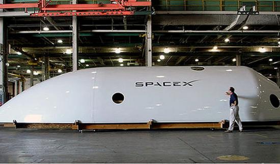 巨大却轻巧、极为昂贵的猎鹰九号火箭整流罩 来自：SpaceX