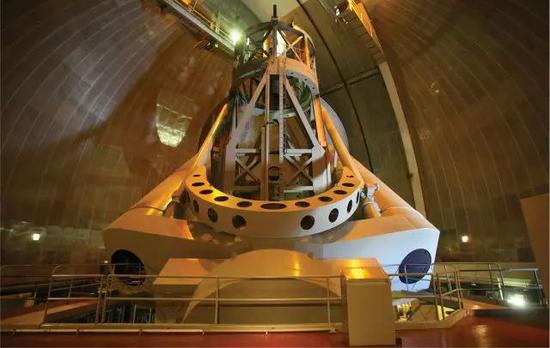 这是建在南加州帕洛玛山的5米口径的望远镜，就是用它在1963年发现了类星体的存在。