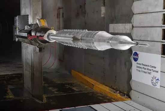 图3 一个航天器模型安装在11*11呎的风洞试验段中（美国航天局）