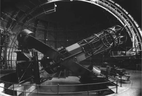 这是威尔逊山的非常著名的两米半口径的望远镜，来中国前我在那里工作过，埃德温·哈勃曾用过这个望远镜，向世人揭示除了银河系还有其他星系，揭示了星系之间加速远离的事实，因此存在大爆炸。