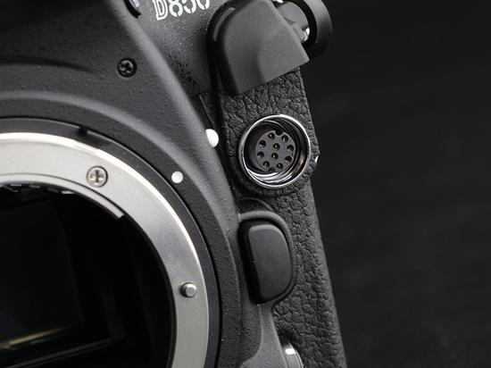 快门线接口尼康d850正面快捷键特写机身正面另外一个显著特征是取消了